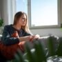 7 Kebiasaan yang Nyaman untuk Introvert, tapi Membosankan bagi Ekstrovert di Indonesia