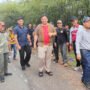 Menuju Batang Kawah, Bupati Lamandau Bergabung dalam Gotong Royong dengan Warganya