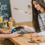5 Kekuatan Unik dari Orang yang Memberikan Tips Besar dengan Tanpa Seorang Pun Melihat