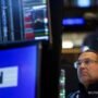 Wall Street Jatuh, Menghadapi Ancaman Tarif Terbaru Trump untuk Uni Eropa dan Apple