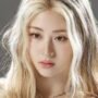 Huh Yunjin dari LE SSERAFIM Tidak Akan Hadir di Weverse Con 2025 Karena Masalah Nyeri Punggung Bawah