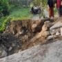 Jembatan Tersendat, Sungai Meluap! Desa Terancam Banjir di Malam Gelap
